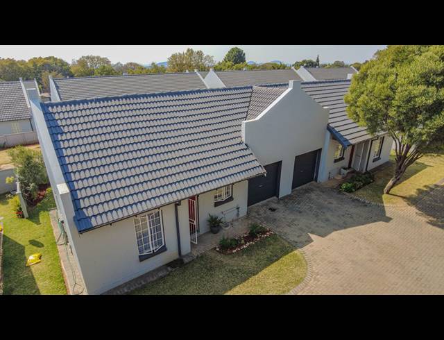 2 BEDROOM TOWNHOUSE FOR SALE IN MAGALIESBERG COUNTRY ESTATE